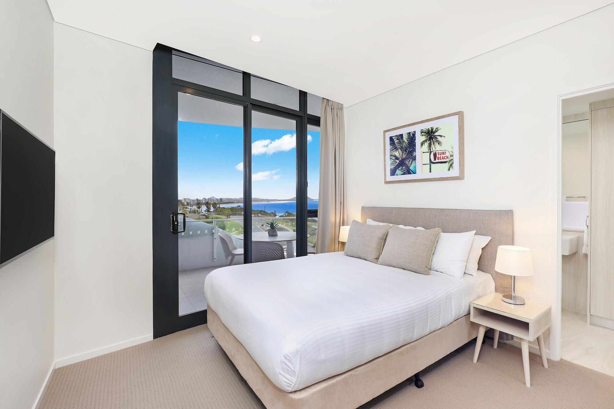Breeze Mooloolaba, Ascend Hotel Collection Exterior photo A bedroom in a typical apartment