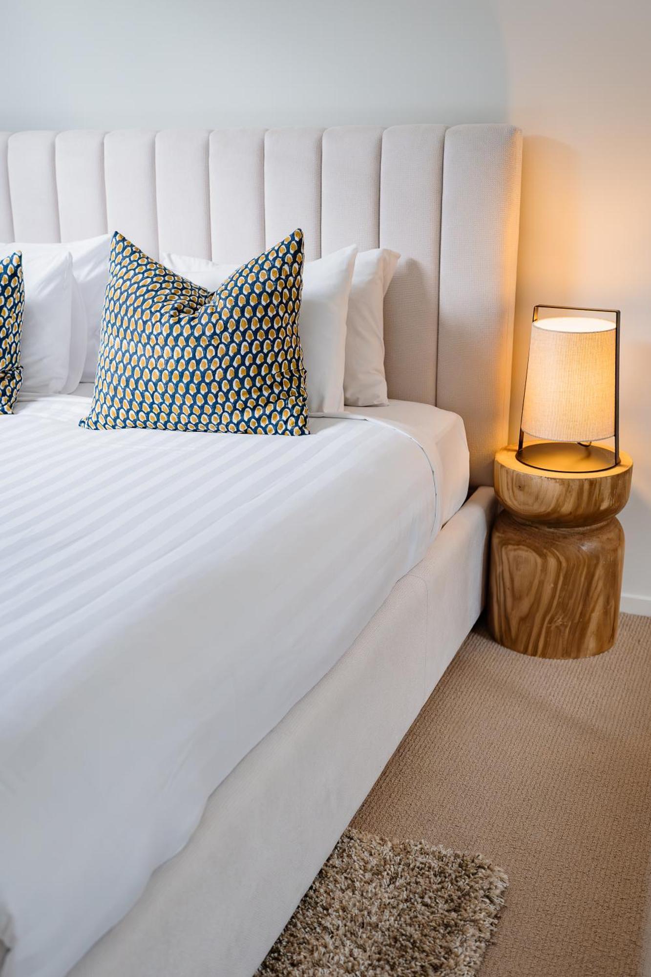 Breeze Mooloolaba, Ascend Hotel Collection Exterior photo A bed with a nightstand