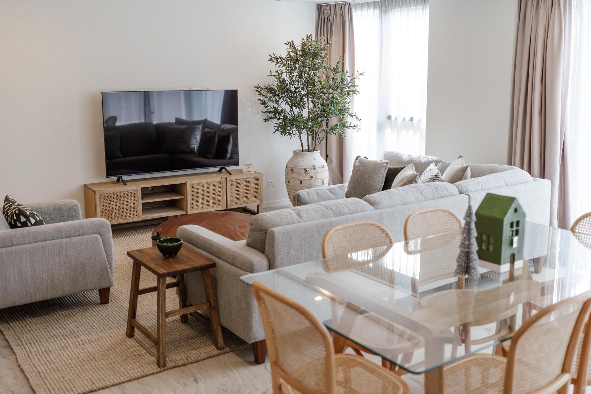 Breeze Mooloolaba, Ascend Hotel Collection Exterior photo A living room with a television