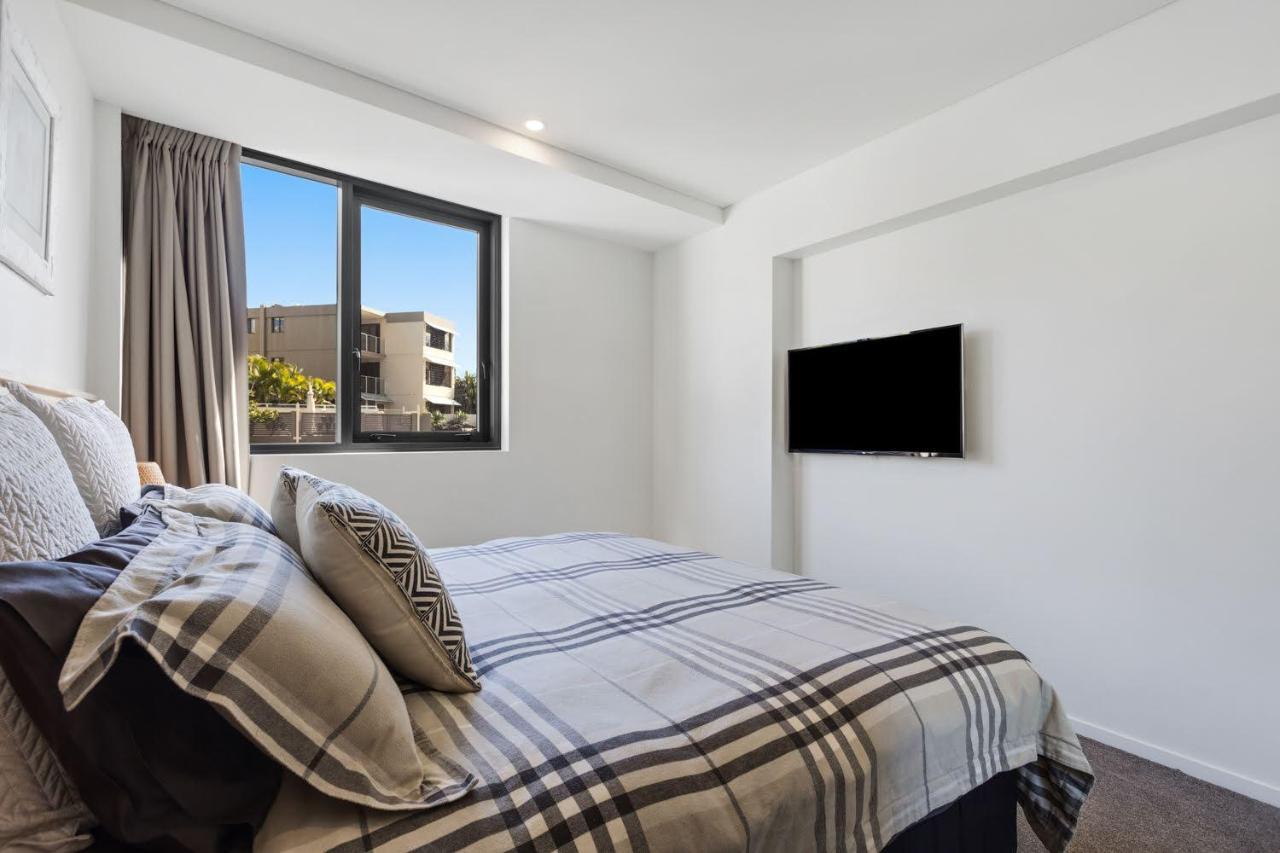 Breeze Mooloolaba, Ascend Hotel Collection Exterior photo A bedroom in a typical apartment